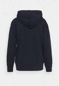 Námořnická modrá mikina s kapucí, uvolněný střih, dlouhé rukávy a žebrované manžety. Hladká textura a jednoduchý design; žádné viditelné loga ani vzory.