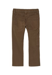 Bruine kinderbroek met elastische tailleband, twee achterzakken, riemlussen en een zijzak op het rechterbeen.