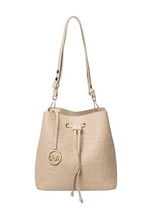 Sac seau beige avec décorations gaufrées, fermeture à cordon, et logo en accent doré. Bretelle réglable. Texture lisse.