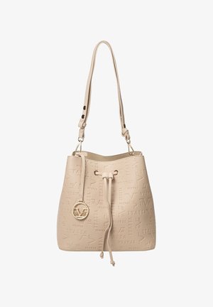 Beige Eimer Tasche mit geprägten Details, Schnürverschluss und einem goldenen Logo-Akzent. Verstellbarer Schultergurt. Glatte Textur.