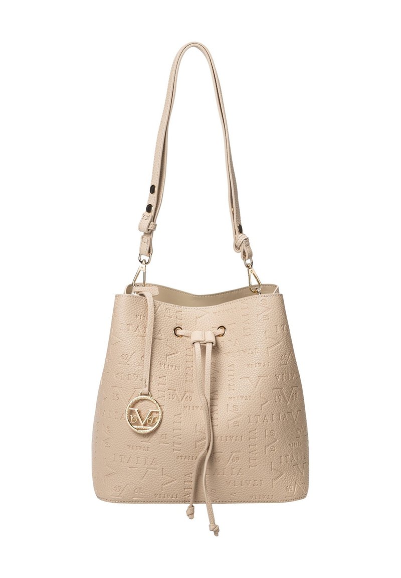 Beige Eimer Tasche mit geprägten Details, Schnürverschluss und einem goldenen Logo-Akzent. Verstellbarer Schultergurt. Glatte Textur.