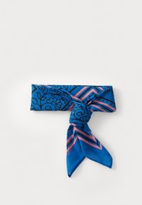 Blauwe sjaal met bloem- en geometrische patronen. Gemaakt van zachte stof, met een geknoopt ontwerp met roze en zwarte accenten.
