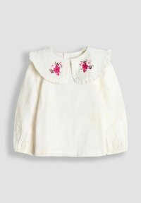 Bluză albă cu mânecă lungă, cu un guler volanat, decorată cu broderie florală în nuanțe de roz și verde. Faldurile de la mâneci oferă volum.