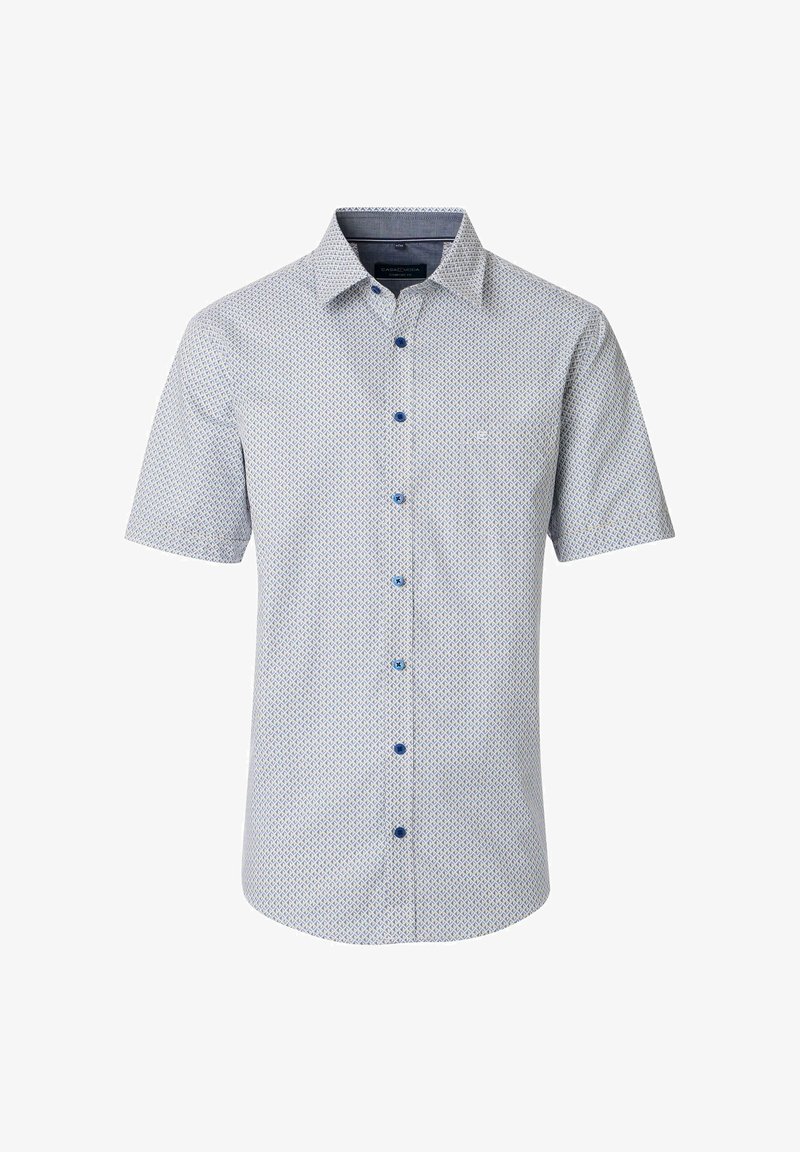 Kurzärmliges Hemd aus hellblauem Stoff mit geometrischem Muster, mit Button-Down-Kragen und blauen Knöpfen. Detail einer Brusttasche.