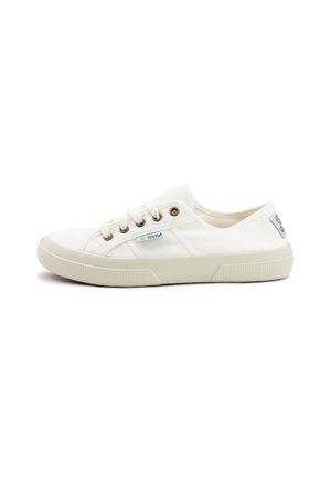 Baskets basses en toile blanche avec semelle en caoutchouc, lacets blancs, œillets métalliques et petite étiquette avec logo sur le côté et le talon.