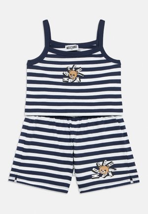Conjunto para niños pequeños con camiseta sin mangas y pantalones cortos a rayas en azul marino y blanco, con un osito de peluche y el texto "Moschino" en la camiseta y los pantalones.