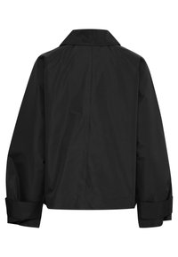 Giacca impermeabile nera con colletto, vestibilità oversize e polsini arrotolati. Texture liscia, senza hardware visibile né motivi sul retro.