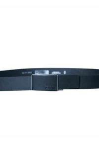 Ceinture noire avec une finition lisse et mate, dotée d'une boucle rectangulaire et d'un logo de marque en relief. Design linéaire sans motifs supplémentaires.