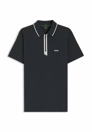 Kortærmet polo i mørkeblå, med en halv lynlås i kraven, hvide accentstriber og et lille logo på venstre bryst.