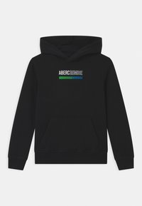 Sudadera negra con un bolsillo canguro frontal y capucha con cordón. Presenta el logo "ABERCROMBIE" en un degradado blanco, verde y azul.
