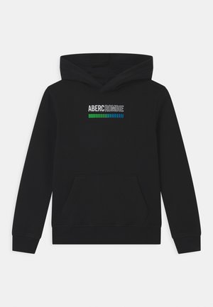 Zwarte hoodie met een voorkant kangaroo pocket en capuchon met trekkoord. Bevat het "ABERCROMBIE" logo in een witte, groene en blauwe gradient.
