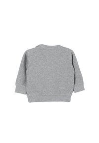 Felpa grigia in tessuto morbido con maniche lunghe, polsini e colletto a coste. Presenta un dettaglio con bottone sulla spalla.