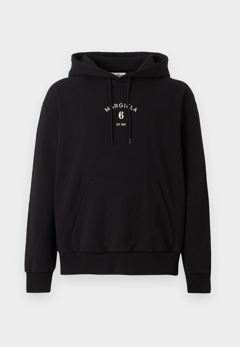 Zwarte hoodie met voorzak in kangaroostijl, trekkoord in de capuchon en de tekst "MARGIELA 6 EST 1997" in het wit op de borst gedrukt.