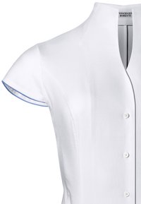 Camicetta bianca a maniche corte con scollatura a V, caratterizzata da una superficie liscia, chiusura con bottoni e bordo blu sui margini delle maniche.
