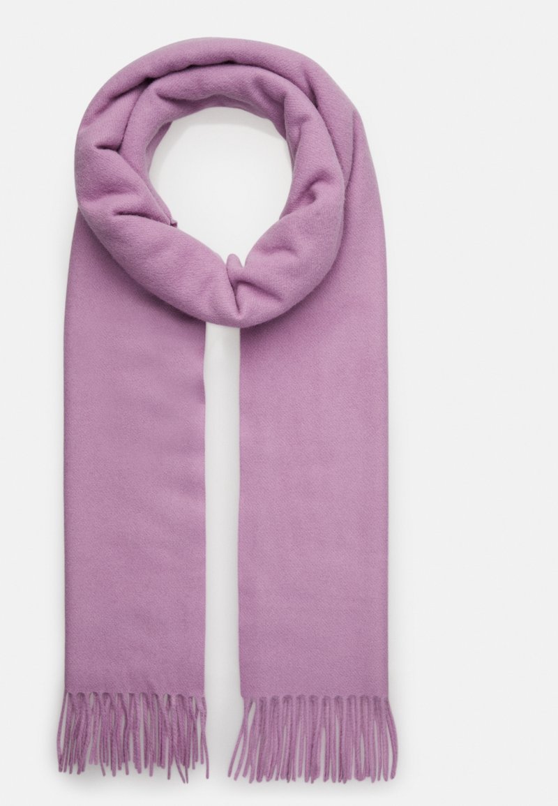 Écharpe lilas douce avec bords frangés, pliée en boucle sur un fond blanc.