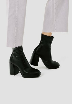 Enkellaarsjes met hoge hak - black