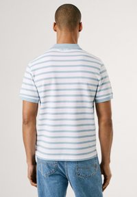 Polo tričko s krátkym rukávom, svetlomodrými a bielymi horizontálnymi pruhmi, rebrovaným golierom a rovnými okrajmi. Vyrobené z mäkkej bavlnenej látky.
