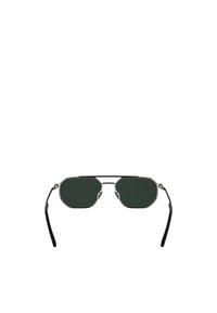 Ochelari de soare cu o formă octagonală, lentile de culoare verde închis, cadru din metal argintiu și brațe din plastic negru. Design ușor, cu pernițe pentru nas ajustabile.