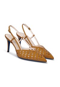 Tacchi slingback perforati marroni con punte appuntite e un tacco blu. Cinturino regolabile con fibbia dorata, finitura liscia e lucida.