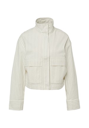 Veste blanche courte avec fines rayures noires verticales, col montant, manches longues et deux poches à rabat à l'avant.