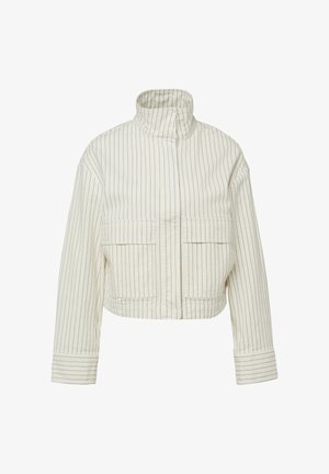 Veste blanche courte avec fines rayures noires verticales, col montant, manches longues et deux poches à rabat à l'avant.