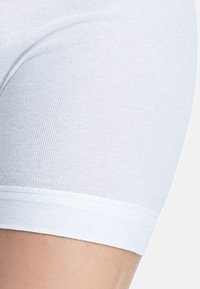 Weißes Baumwoll-Boxershorts mit weichem Ripptextur und enger Passform. Verfügt über einen glatten Bund und Saumdetails.