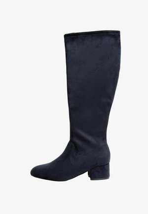 Marineblaue knielange Stiefel aus weichem Wildleder, mit runder Zehenform und niedrigem Blockabsatz. Glatte Textur mit minimalen Nähten.