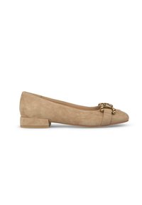 Beige Wildleder-Ballettschuhe mit runder Spitze, niedrigem Blockabsatz und goldfarbenem Hardwareakzent auf der Vorderseite. Glatte Textur mit genähten Details.