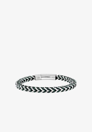 Pulsera trenzada de acero inoxidable con detalles de cuero negro y un cierre magnético pulido grabado con "S. STEEL 25DKR".