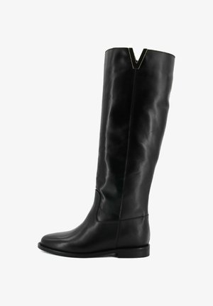 Botte en cuir noir jusqu'au genou avec une texture lisse, un bout carré et une découpe en V distinctive en haut accentuée de doré.