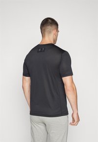 Champion TECH CREWNECK TRAIN LARGE LOGO - Tričko s potlačou - black