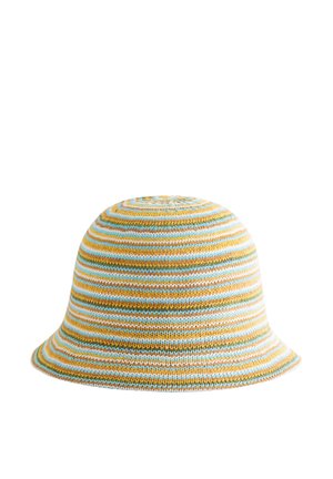 Bob en tricot avec des rayures horizontales jaunes, blanches, bleues et marron sur fond blanc, couronne arrondie et bord légèrement évasé.
