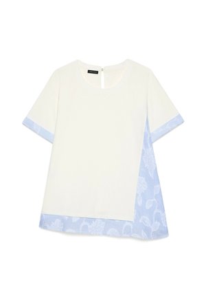 Biała bluzka z krótkim rękawem z niebieskim paskowanym kwiatowym materiałem widocznym na rękawach i bokach, okrągłym dekoltem i zapięciem na guziki z tyłu.