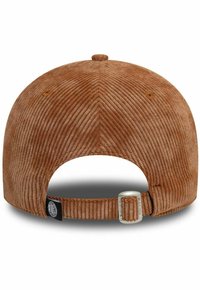 Braune Cordmütze im Baseball-Stil mit einer strukturierten Oberfläche, runder Krone und verstellbarem Riemen mit einem Metallverschluss auf der Rückseite.