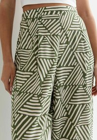 New Look TRIANGLE PRINT WIDE LEG - Pantalones - green pattern
