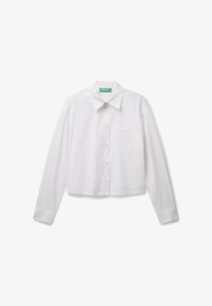 Weißes, kragenloses Hemd mit langen Ärmeln, tailliertem Design und einer einzelnen Brusttasche; aus glattem, leichtem Stoff gefertigt.