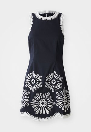 Robe sans manches bleu marine avec appliqué en dentelle florale blanche, ourlet festonné, col rond et fermeture à boutons au dos.