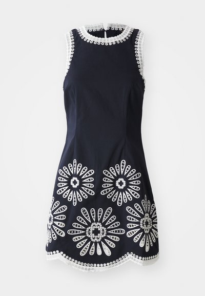 Mornarško modra brezrokavna obleka z belim cvetličnim čipkastim aplikatom, valovitim robom, okroglim izrezom in gumbom na hrbtni strani.