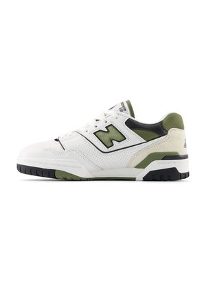 Weißer und olivgrüner New Balance 550 Sneaker mit perforiertem Leder, schwarzen Akzenten und gepolstertem Knöchelkragen, von der Außenseite gezeigt.