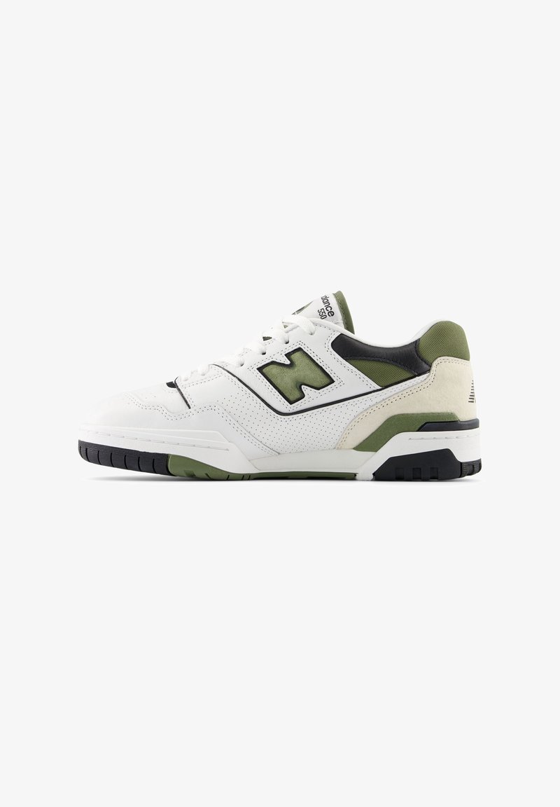Baskets New Balance 550 blanches et vert olive avec cuir perforé, accents noirs et col de cheville rembourré, vues du côté extérieur.