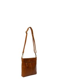 Borsa a tracolla in pelle marrone con tracolla regolabile e tasca frontale con zip, mostrata appesa su uno sfondo bianco.