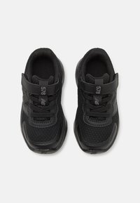 Chaussures de sport noires avec tige en maille, col rembourré et semelle en caoutchouc. Dotées d'une sangle à crochet et boucle pour la fermeture et de détails de logo.