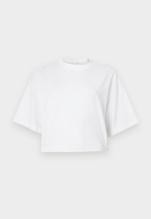 Lühikeste varrukatega rullitud valge puuvillane T-särk, millel on ümar kaelus ja lõdvestunud lõige, ilma nähtavate mustrite või kaunistusteta.