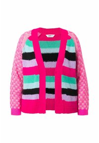 Multicolore gebreide cardigan met een mix van roze, groen, zwart en lavendelstrepen, met gearceerde roze mouwen en ribgebreide randen.