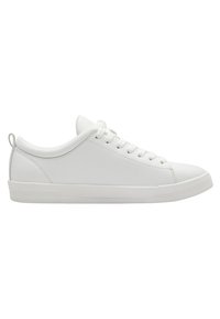 Hvit lav sneaker laget av glatt lær med rund tå, seks snøringer og teksturert gummisåle. Har en liten hælflik for enkelt å ta på.