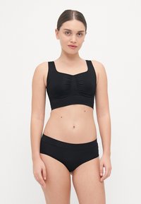 Cropped nero con scollo quadrato e dettagli arricciati, abbinato a slip neri a vita alta. Tessuto morbido con un design minimalista.