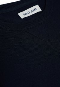 Suéter de punto azul marino con un acabado texturizado, que presenta un cuello redondo y una etiqueta contrastante que dice "SALSA JEANS."