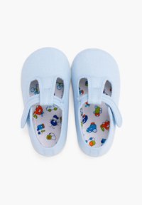 Scarpe di tela azzurro chiaro con una fascia in velcro, dotate di una soletta colorata con motivi di veicoli e design giocosi.