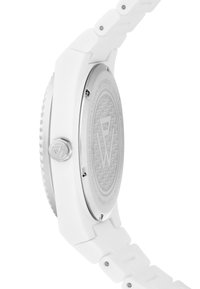 Montre blanche avec un dos en acier inoxydable texturé, des accents argentés et un bracelet en silicone lisse. Elle possède une couronne hexagonale et une surface à motifs.