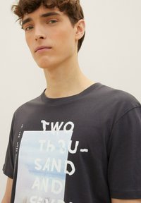 TOM TAILOR DENIM Camiseta estampada - coal grey